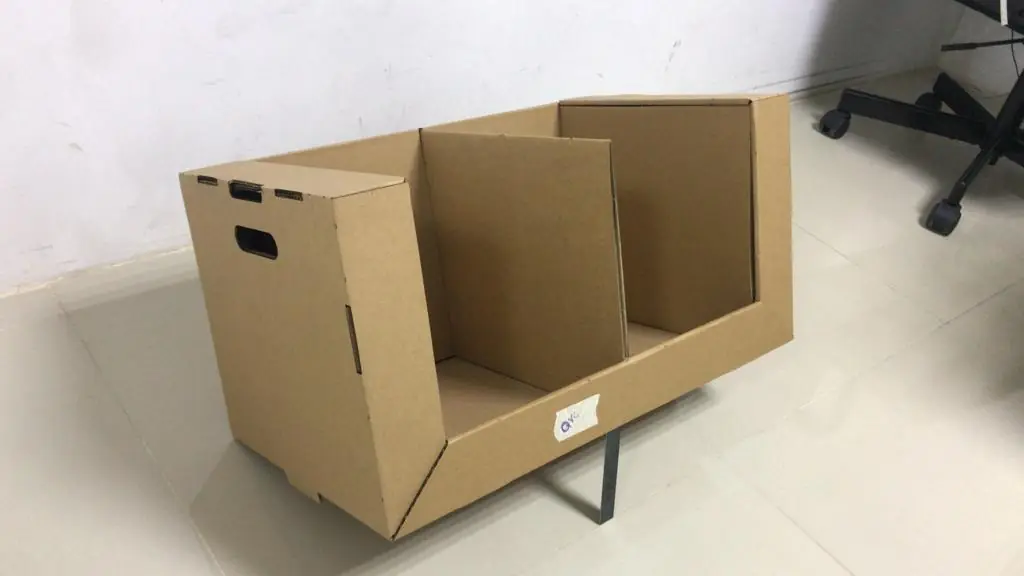 Die-cut kraft display tray with divider